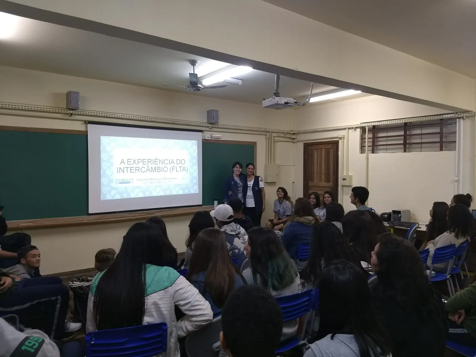 Professora Amábile em sala de aula da rede pública estadual do Paraná